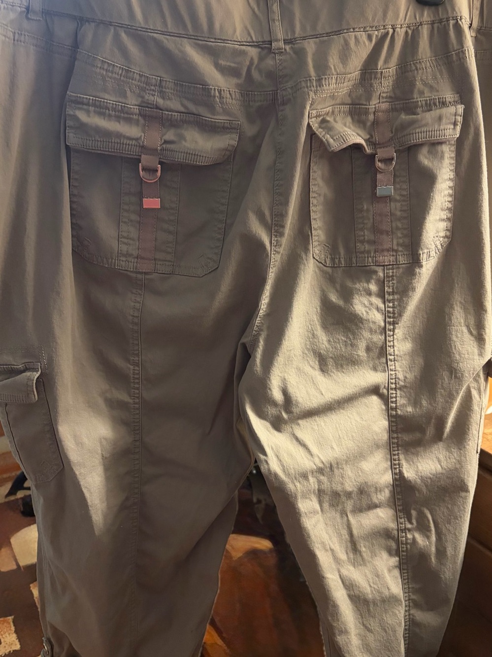 Cargo capri Pants in Olive Brown